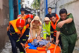 Tình người trong mưa lũ