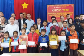 Tặng đồ dùng học tập cho học sinh nghèo huyện Chư Pưh