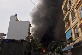 Khu chợ ở Hà Nội đang bốc cháy ngùn ngụt