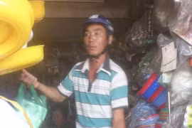 Đang đi vệ sinh, một phụ nữ bị cướp toàn bộ vàng đeo tay