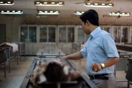 Người chăm giữ... xác người-kỳ 3: Con theo cha vào nghề nhận tử thi