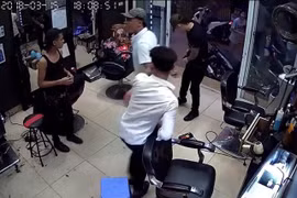 Bắt 2 thanh niên dùng súng bắn trọng thương chủ tiệm tóc