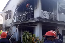 Cụ bà thoát chết trong ngôi nhà 2 tầng bốc cháy ngùn ngụt