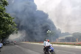 Cháy lớn tại TP Vũng Tàu, nhiều căn nhà bị trùm trong khói lửa