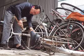 Cựu binh 'biến' phế liệu thành xe đạp tặng học sinh nghèo