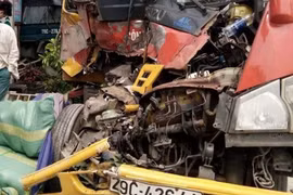 Xe cứu hộ đâm xe tải, sập nhà dân làm 3 người nhập viện