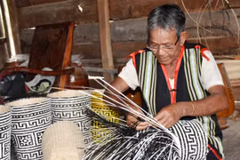 Người lưu giữ hoa văn Bahnar trên những chiếc gùi