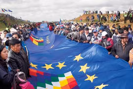 Bolivia lập kỷ lục thế giới về băng quốc kỳ dài hơn 200 km