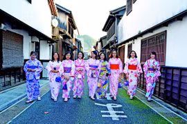 8-3 của nữ hướng dẫn viên du lịch