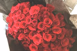 Chàng trai chi 25 triệu mua bó hồng 99 bông tặng bạn gái