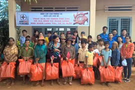 Đoàn viên Điện lực Chư Sê, Chư Prông trao quà cho người nghèo