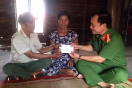 Thăm và trao trả tài sản cho người phụ nữ bị cướp giật