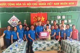 Thăm và tặng quà cho các trường bán trú tại xã Ia Piar