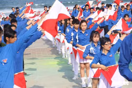 1.300 bạn trẻ xác lập kỷ lục đồng diễn Semaphore