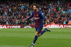 Messi sút phạt tuyệt đỉnh, Barca tiến sát ngôi vương