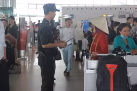 Nam sinh tâm thần đã vào được cửa máy bay bằng cách nào?