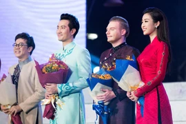 HH Mỹ Linh xuất hiện ấn tượng trong tà áo dài thắt eo cổ điển