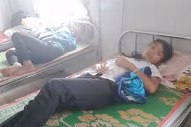 30 học sinh nhập viện nghi do ngộ độc thức ăn