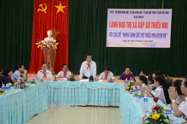 Lãnh đạo thị xã Ayun Pa lắng nghe trẻ em nói