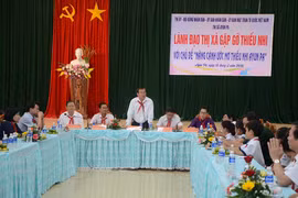 Lãnh đạo thị xã Ayun Pa lắng nghe trẻ em nói