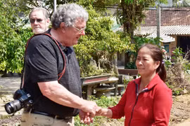 Cựu binh Mỹ và cây vĩ cầm gắn bó với phụ nữ nghèo Quảng Ngãi