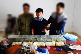 Bắt 3 đối tượng mua bán trái phép ma túy mang theo vũ khí nóng