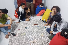 Phá sòng bài 'quý bà' trong phòng máy lạnh