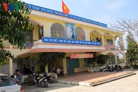 Hàng chục triệu đồng tiền lương chi cho giáo viên không cánh mà bay