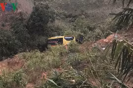 Xe khách lao xuống vực ở đèo Lò Xo 20 người thương vong