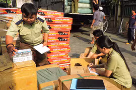 Bắt xe tải vận chuyển thuốc tân dược không rõ nguồn gốc