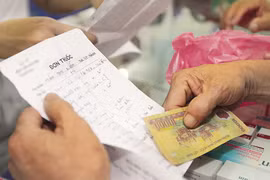 Bố mẹ phải trình Chứng minh thư nhân dân khi mua thuốc cho con