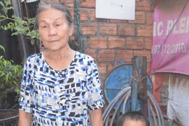 Nhà nghèo nuôi cháu mồ côi