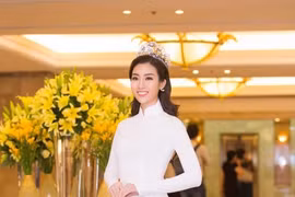 Diện áo dài trắng đơn giản, Đỗ Mỹ Linh khoe vẻ đẹp tinh khôi