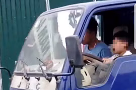 Phạt 8 triệu đồng người chú cho cháu 10 tuổi lái xe tải