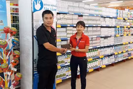 Gia Lai :Nhân viên siêu thị trả hơn 40 triệu đồng cho khách đánh rơi