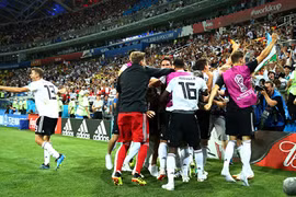 Người hùng Toni Kroos đưa tuyển Đức trở về từ địa ngục