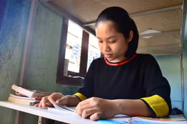 Ước mơ vào đại học của nữ sinh mồ côi cha