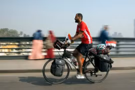 Cuồng bóng đá, chàng trai trẻ đạp xe 5.000 km đến Nga xem World Cup