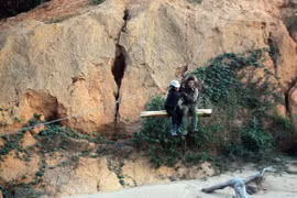 Làm cầu treo để người dân không còn "đu cáp qua sông Pô Kô"