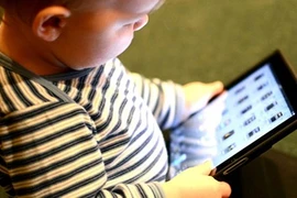 Hiểm họa khôn lường khi cho con ôm ipad, điện thoại cả ngày dịp hè