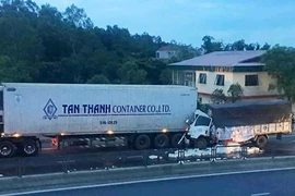 Xe tải tông container bên đường, phụ xe tử vong trong ca bin