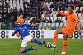 Hà Lan thoát hiểm phút chót trước Italia