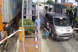 Lái xe dùng dao chặt barie, đánh nhân viên BOT Tân Đệ