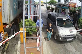 Lái xe dùng dao chặt barie, đánh nhân viên BOT Tân Đệ