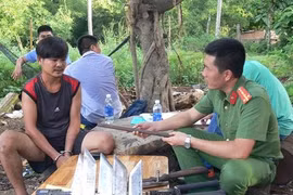 Mở "xưởng" chế tạo súng, kiếm trên gác xép để bán kiếm lời