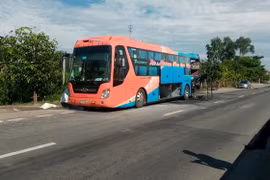 Xe khách giường nằm cháy ngùn ngụt trên quốc lộ