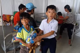Tặng 300 suất quà cho bệnh nhi Gia Lai