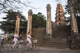 Nhiếp ảnh gia Pháp ra mắt sách ảnh Chùa VN nơi gửi gắm lòng tin