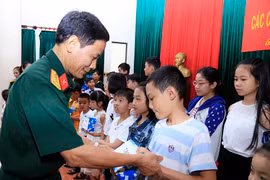 Gặp mặt, tặng quà nhân ngày Quốc tế thiếu nhi