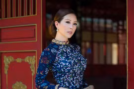 Hoa hậu Thu Hoài diện áo dài hoa Công Trí